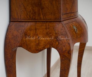 Reproduction in 18th century style of a trumoncino - 2-body piece of furniture veneered in chestnut briar