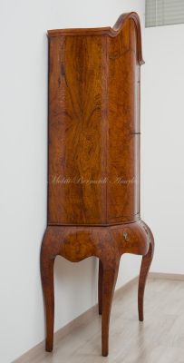 Reproduction in 18th century style of a trumoncino - 2-body piece of furniture veneered in chestnut briar