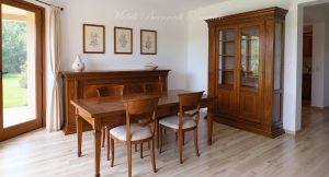 Mobili per sala da pranzo in stile classico realizzati artigianalmente in legno massello di noce con intarsi