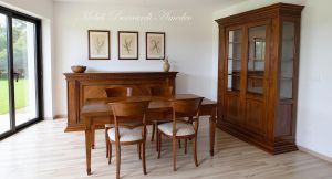 Mobili per sala da pranzo in stile classico realizzati artigianalmente in legno massello di noce con intarsi