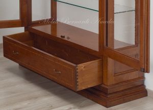 Vetrina costruita artigianalmente in legno massello di noce stile arte povera con cassetto e intarsio