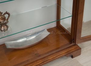 Vetrina classica costruita in modo artigianale in legno di noce massello con 2 ante - schiena tappezzata e ripiani in vetro