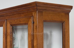 Vetrina classica costruita in modo artigianale in legno di noce massello con 2 ante - schiena tappezzata e ripiani in vetro