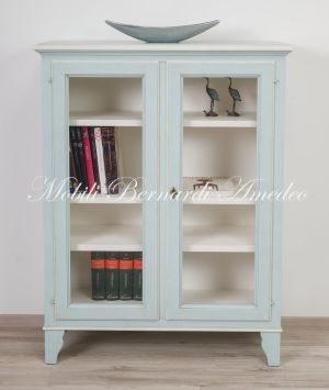 Vetrina libreria in legno massello finitura laccata bicolore con 2 ante a vetro e ripiani spostabili stile country