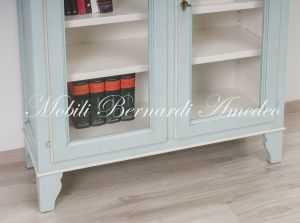 Vetrina libreria in legno massello finitura laccata bicolore con 2 ante a vetro e ripiani spostabili stile country
