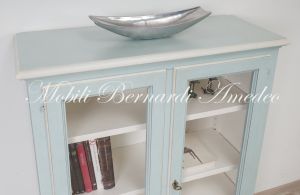 Vetrina libreria in legno massello finitura laccata bicolore con 2 ante a vetro e ripiani spostabili stile country