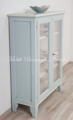 Vetrina libreria in legno massello finitura laccata bicolore con 2 ante a vetro e ripiani spostabili stile country