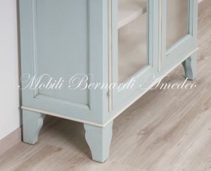 Vetrina libreria in legno massello finitura laccata bicolore con 2 ante a vetro e ripiani spostabili stile country