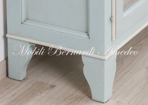 Vetrina libreria in legno massello finitura laccata bicolore con 2 ante a vetro e ripiani spostabili stile country