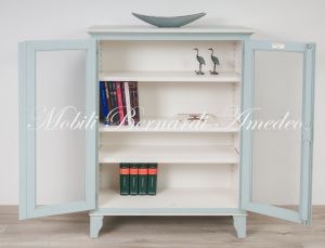 Vetrina libreria in legno massello finitura laccata bicolore con 2 ante a vetro e ripiani spostabili stile country