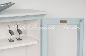 Vetrina libreria in legno massello finitura laccata bicolore con 2 ante a vetro e ripiani spostabili stile country