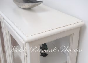 Vetrina in legno massello stile country con 2 ante a vetro laccata bianco anticato