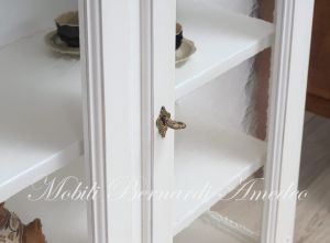 Vetrina in legno massello stile country con 2 ante a vetro laccata bianco anticato