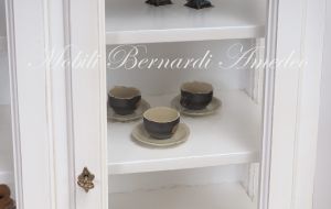 Vetrina in legno massello stile country con 2 ante a vetro laccata bianco anticato