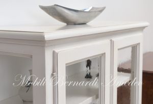 Vetrina in legno massello stile country con 2 ante a vetro laccata bianco anticato