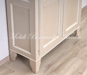 Vetrina costruita artigianalmente in legno massello e laccata nei colori tortora e bianco finitura anticata
