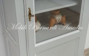 Vetrina libreria in legno massello laccata colore grigio e bianco