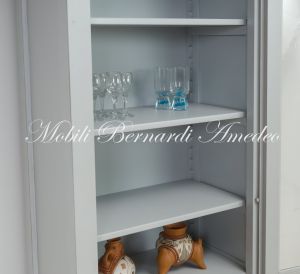 Vetrina libreria in legno massello laccata colore grigio e bianco