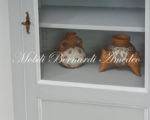 Vetrina libreria in legno massello laccata colore grigio e bianco