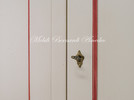 Armadio dipinto bicolore - dettaglio porta con serratura