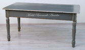 Tavolo vecchio con gambe tornite decapato grigio e bianco