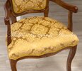 Poltroncina parigina con seduta e schienale rivestiti in damascato oro