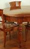 Tavolo ovale allungabile in noce, gambe tornite, 150x115 cm.